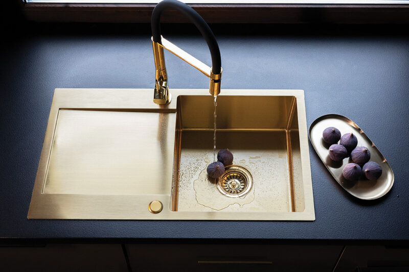 Laveo POLA álló csaptelep rualmas kiömlővel, szálcsiszolt arany/fekete