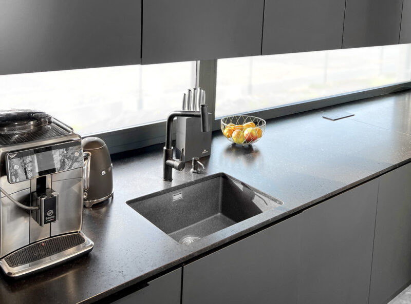 Laveo TORO Kihúzható zuhanyváltós csaptelep, fekete