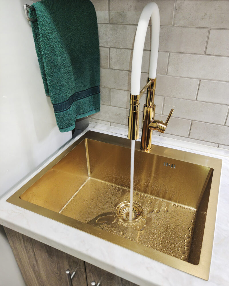 LAVEO SHIRE zuhanyfejes csaptelep rugalmas tömlővel, fehér / arany