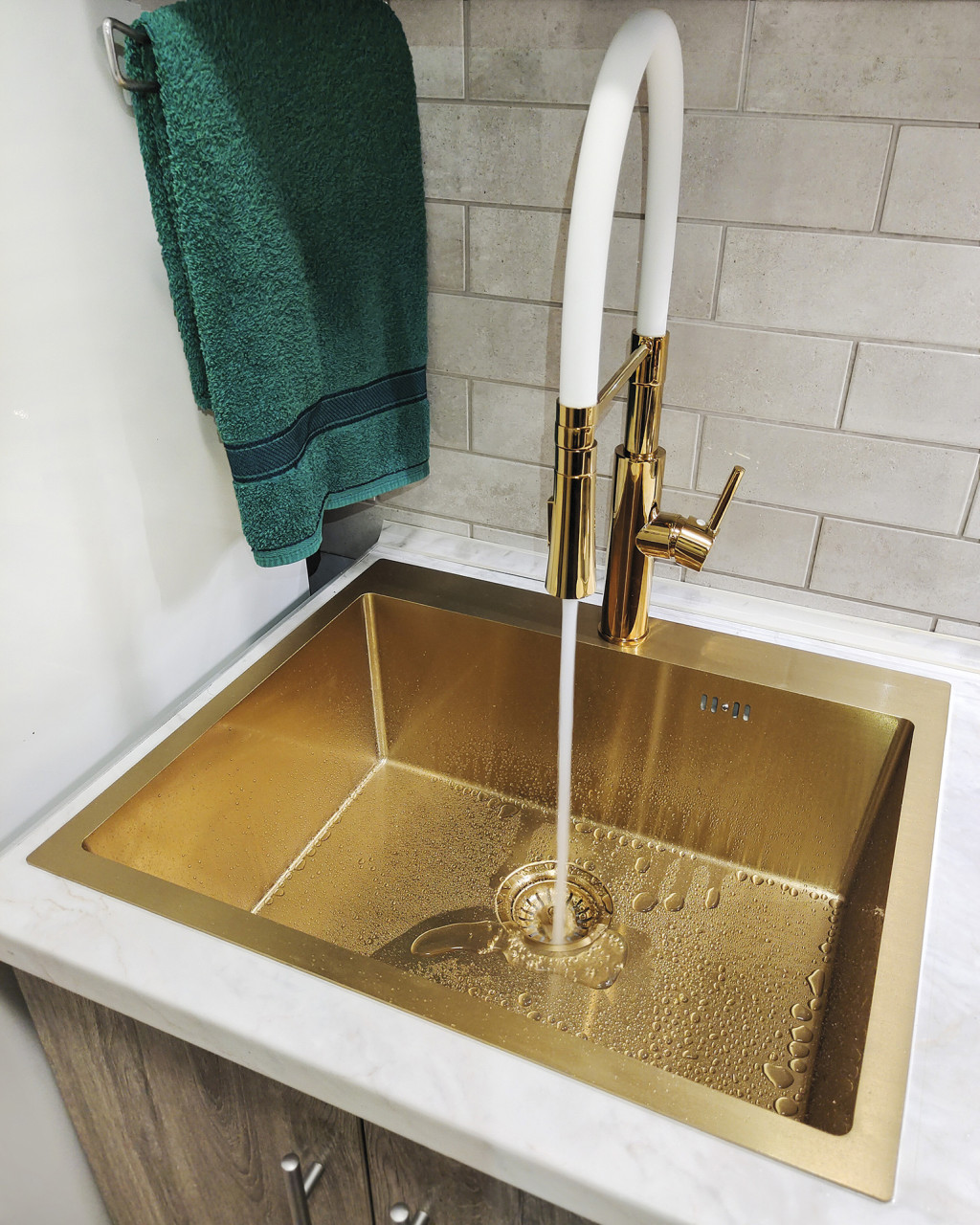 LAVEO SHIRE zuhanyfejes csaptelep rugalmas tömlővel, fehér / arany - Image 2