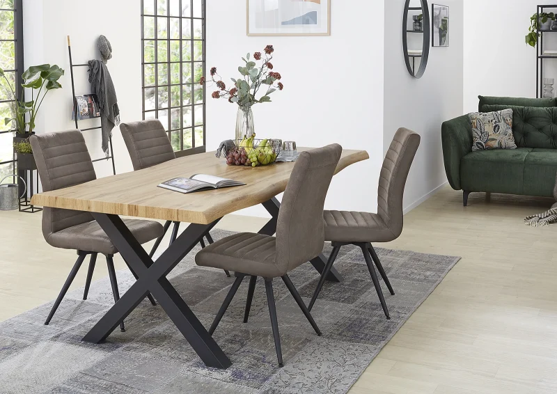 Hannes_szék_barna_térben