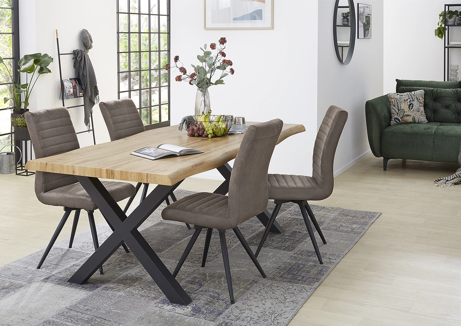 Hannes_szék_barna_térben