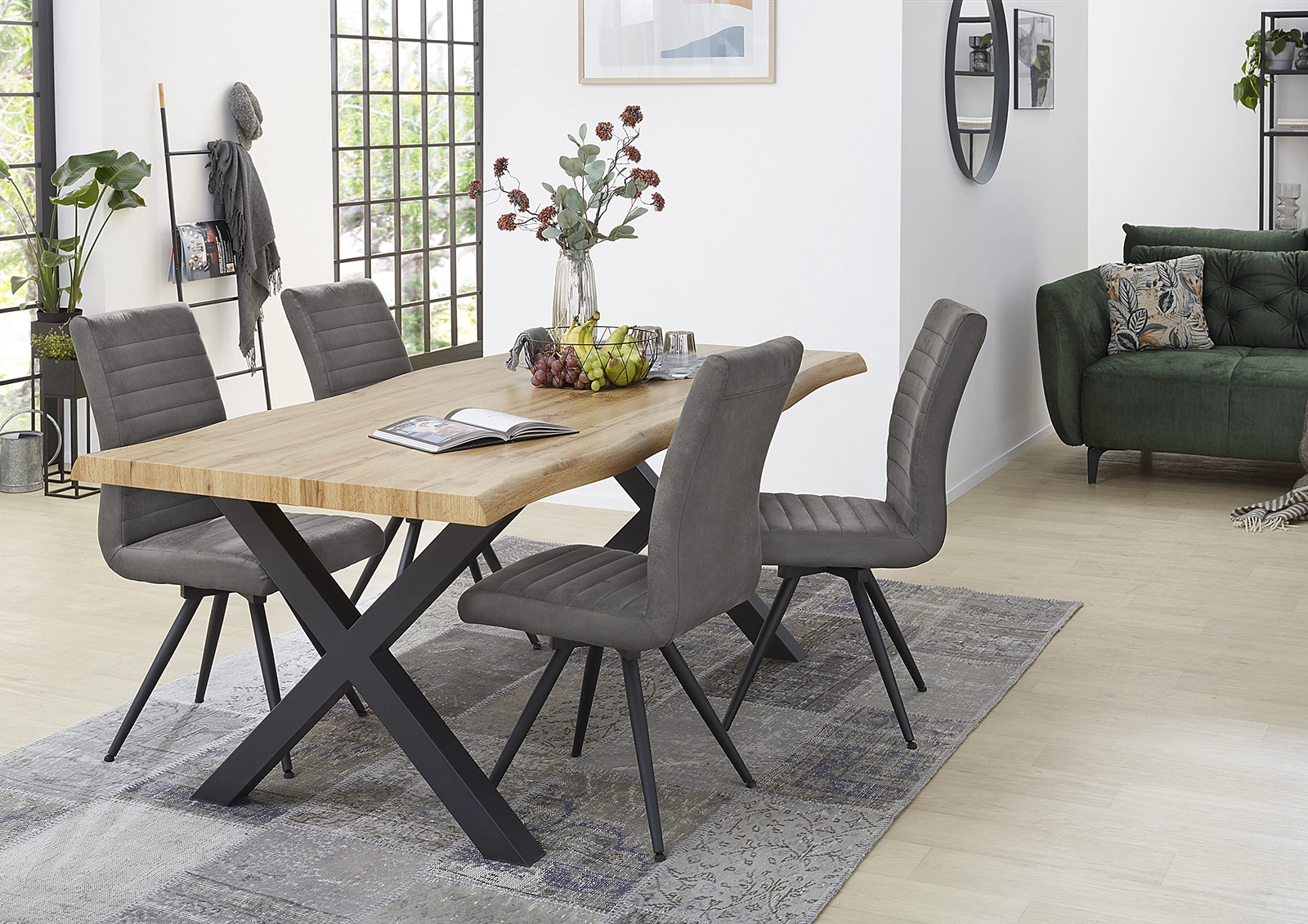 Hannes_szék_szürke_térben